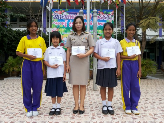 รับเกียติบัตรงานศิลปหัตกรรม (13).jpg