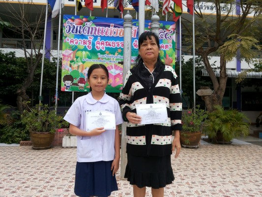รับเกียติบัตรงานศิลปหัตกรรม (14).jpg