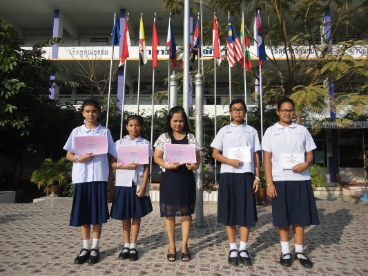 รับเกียติบัตรงานศิลปหัตกรรม (16).JPG