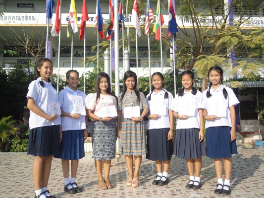 รับเกียติบัตรงานศิลปหัตกรรม (20).JPG