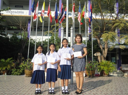 รับเกียติบัตรงานศิลปหัตกรรม (22).JPG