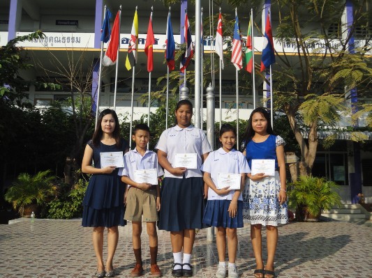 รับเกียติบัตรงานศิลปหัตกรรม (23).JPG