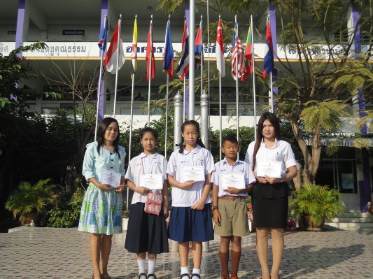 รับเกียติบัตรงานศิลปหัตกรรม (26).JPG