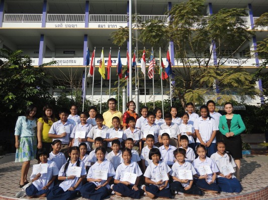 รับเกียติบัตรงานศิลปหัตกรรม (27).JPG