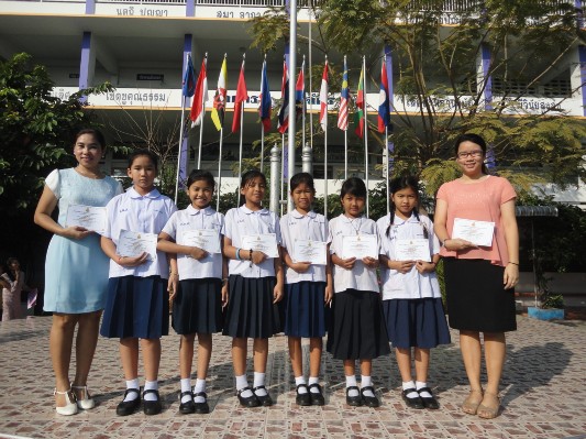 รับเกียติบัตรงานศิลปหัตกรรม (32).JPG