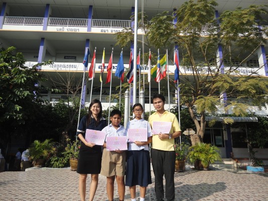 รับเกียติบัตรงานศิลปหัตกรรม (38).JPG