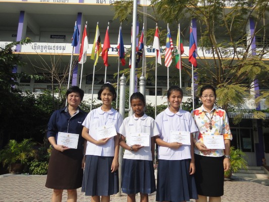 รับเกียติบัตรงานศิลปหัตกรรม (44).JPG