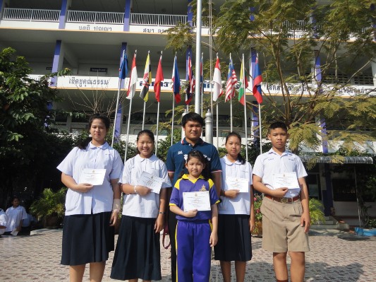 รับเกียติบัตรงานศิลปหัตกรรม (50).JPG