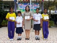 รับเกียติบัตรงานศิลปหัตกรรม (13).jpg