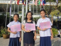 รับเกียติบัตรงานศิลปหัตกรรม (15).JPG