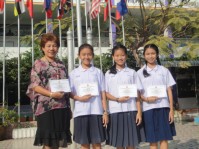 รับเกียติบัตรงานศิลปหัตกรรม (36).JPG