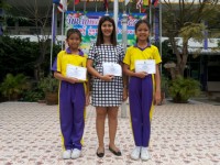 รับเกียติบัตรงานศิลปหัตกรรม (9).jpg